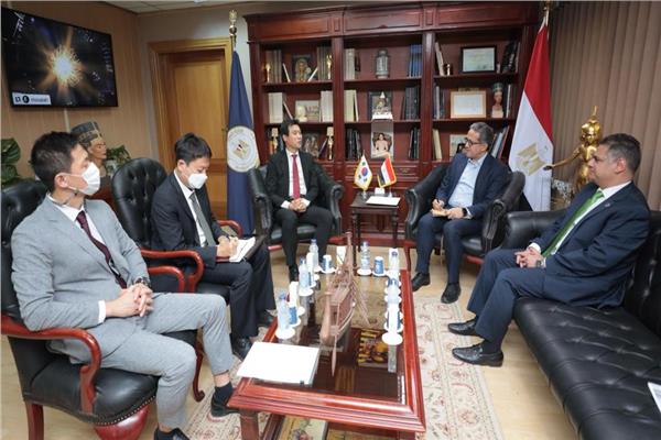 وزير السياحة والآثار يلتقي سفير كوريا الجنوبية بالقاهرة