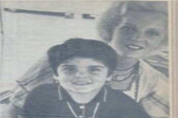 الطفل الإيطالي شاري نجل عمر الشريف ووالدته باولا دي لوكا