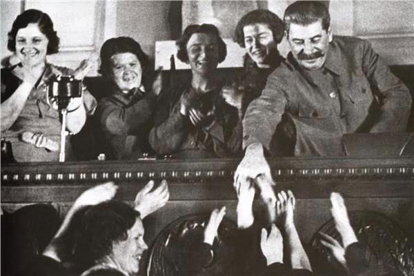 جوزيف ستالين يتلقى التحية من بعض الروسيات