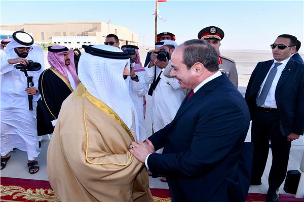 الرئيس السيسي وملك البحرين خلال مراسم الاستقبال