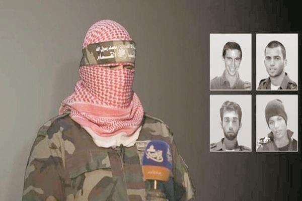 أبو عبيده الناطق باسم كتائب القسام بجانب صورة أسري إسرائيليين    «صورة من سبوتنك»