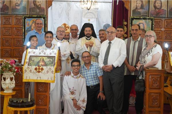 الأنبا باخوم يحتفل بقداس عيد الرسل بالمحلة الكبرى     