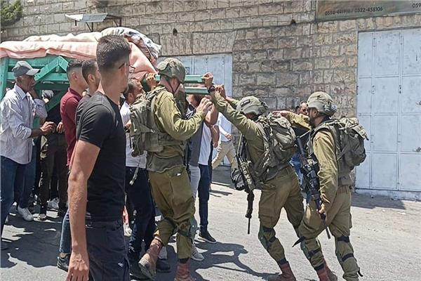 قوات الاحتلال تعتدي على جنازة مواطنة فلسطينية في الخليل 