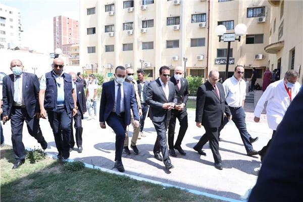 وزير التعليم العالي والبحث العلمي يتفقد مستشفى أورام الإسماعيلية 