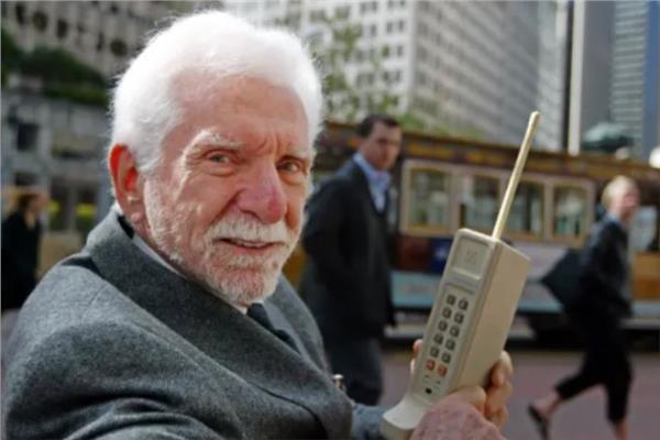 مخترع أول هاتف محمول