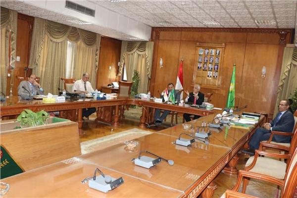 انعقاد لجنة ترشيح المتقدمين لمنصب عميد كلية التربية برئاسة مبارك