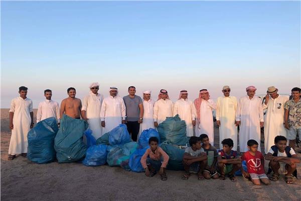 مشايخ وشباب دهب ينظفون الشواطئ 
