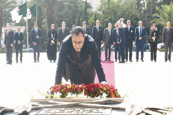 رئيس الوزراء يضع أكليلا من الزهور على مقام الشهيد بالجزائر