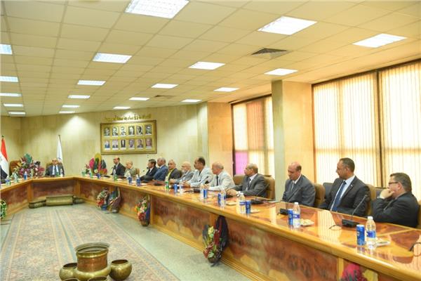 تكريم رئيس جامعة أسيوط بمركز التطوير الجامعي 