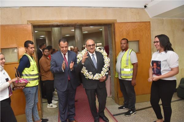 استقبال الدكتور طارق الجمال رئيس جامعة أسيوط بالتصفيق والورود 