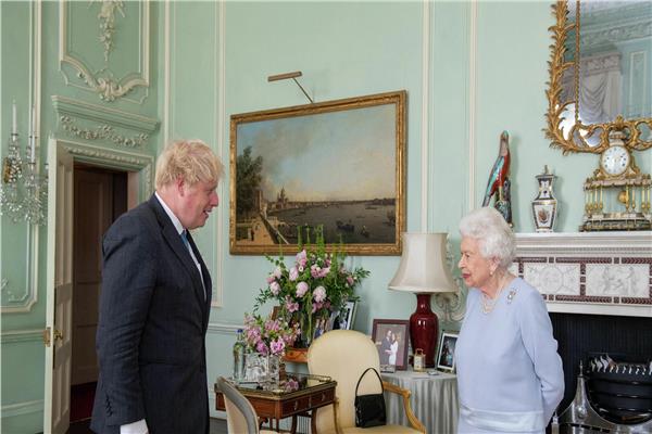  رئيس الوزراء البريطاني بوريس جونسون، والملكة اليزابيث الثانية