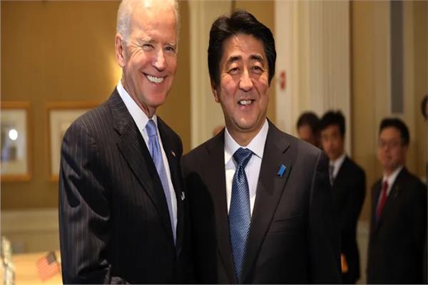 رئيس وزراء اليابان السابق شينزو آبي والرئيس الأمريكي جو بايدن