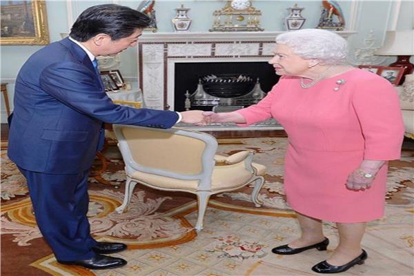 الملكة إليزابيث الثانية ملكة بريطانيا ورئيس وزراء اليابان السابق شينزو آبي عام 2016