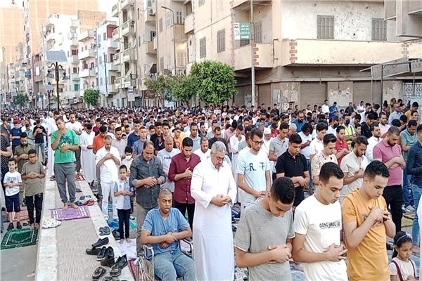  الآلاف يؤدون صلاة عيد الأضحى بقنا