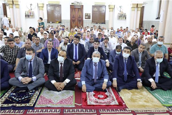 اللواء أسامة القاضى محافظ المنيا يؤدى صلاة عيد الأضحى المبارك