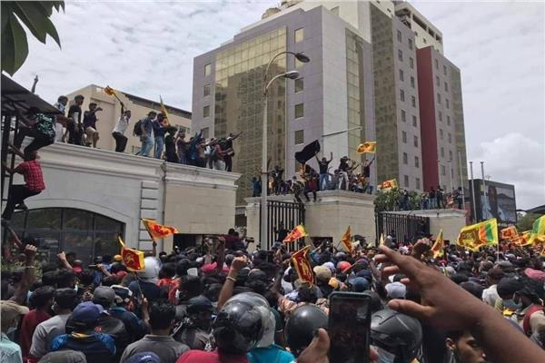 هروب رئيس سريلانكا من مقر إقامته بعد اقتحام المتظاهرين له 