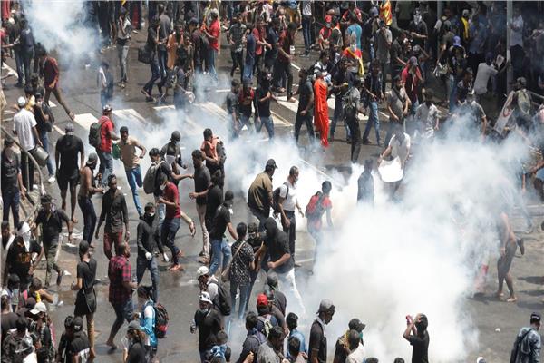 إصابة 32 شخصا من بينهم رجال الشرطة في اشتباكات مع المتظاهرين في سريلانكا