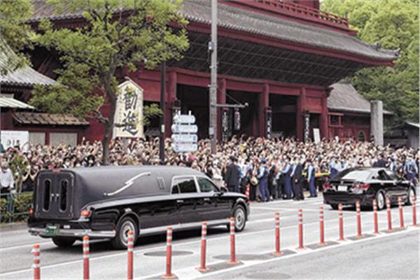 اليابانيون يتابعون مرور موكب جثمان شينزو آبى فى طوكيو 