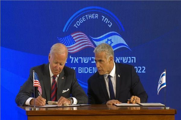 الرئيس الأميركي جو بايدن ورئيس الوزراء الإسرائيلي يائير لبيد خلال توقيع "إعلان القدس"
