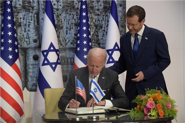 الرئيسان ال​إسرائيل​ي إسحاق هرتصوغ والأمريكي جو بايدن