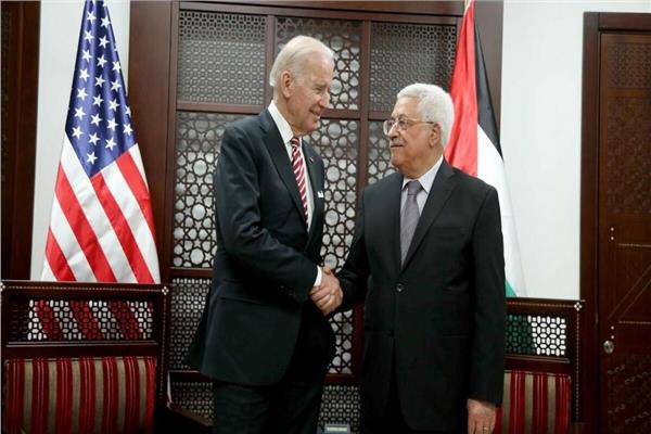 الرئيس الفلسطيني محمود عباس ونظيره الأمريكي جو بايدن