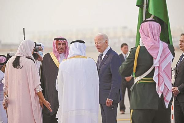 الرئيس الأمريكى جو بايدن لدى وصوله مطار الملك عبدالعزيز بجدة فى آخر محطات جولته بالمنطقة