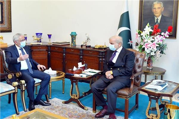 رئيس الوزراء الباكستاني يستقبل السفير المصري بإسلام أباد