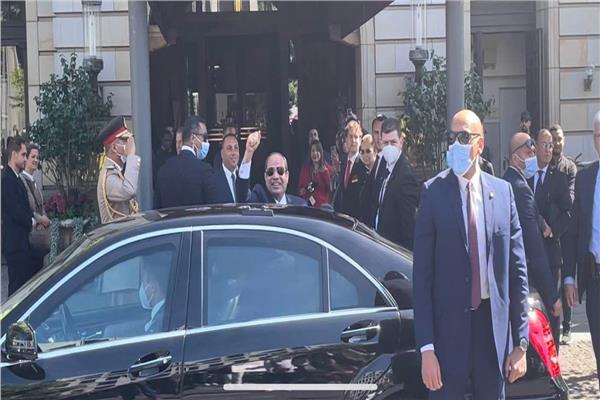 الرئيس السيسي يحيي الجالية المصرية فى ألمانيا