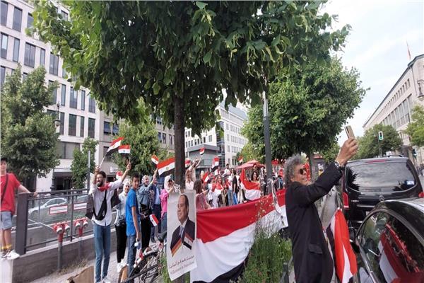 الجالية المصرية ببرلين في استقبال الرئيس السيسي