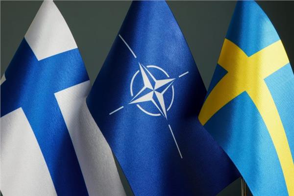 علم الناتو وفنلندا والسويد