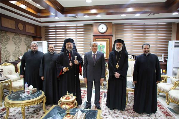 اللواء أسامة القاضي محافظ المنيا يستقبل وفدا من الكنيسة الكاثوليكية