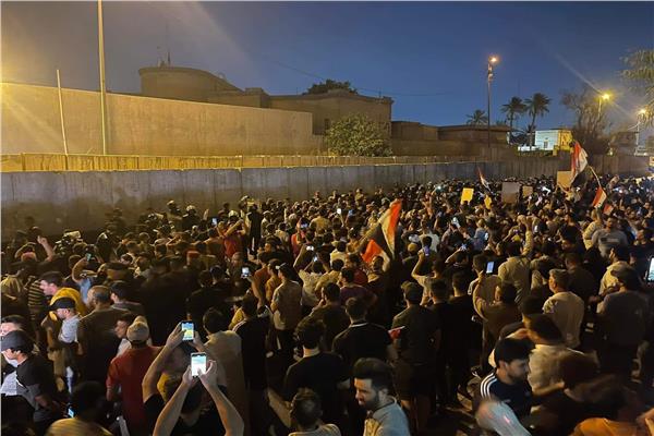 محتجون عراقيون ينزلون العلم التركي من على مبنى السفارة في وسط بغداد