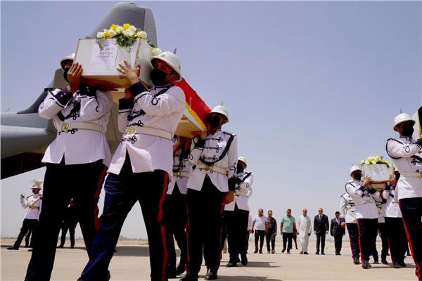 الكاظمي يستقبل جثامين ضحايا القصف التركي في مطار بغداد الدولي