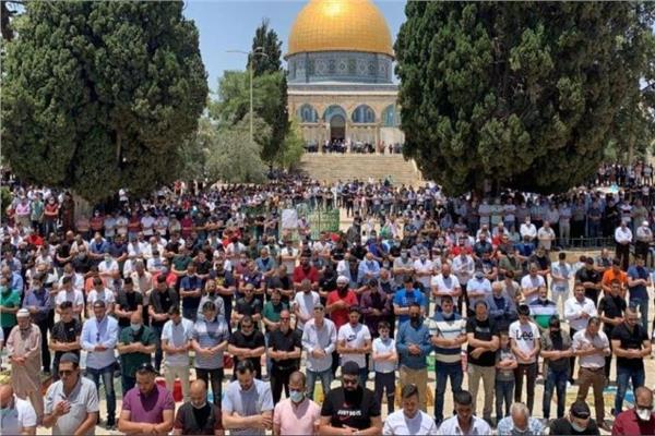 الفلسطينيون يؤدون الصلاة في المسجد الأقصى
