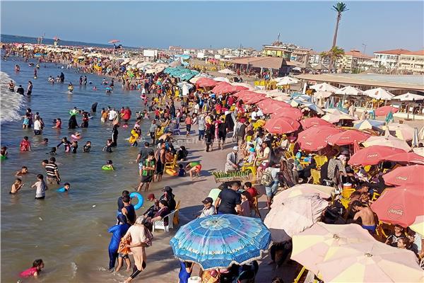 شواطئ رأس البر تشهد إقبال كبير من المواطنين خلال عطلة نهاية الأسبوع 