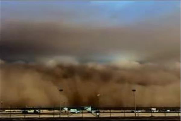 عاصفة رملية تضرب حقل خزان في سلطنة عُمان