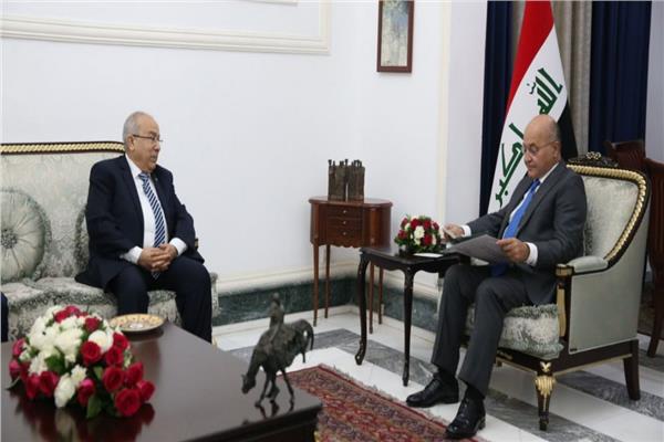 الرئيس العراقي برهم صالح ووزير الخارجية الجزائري رمطان لعمامرة