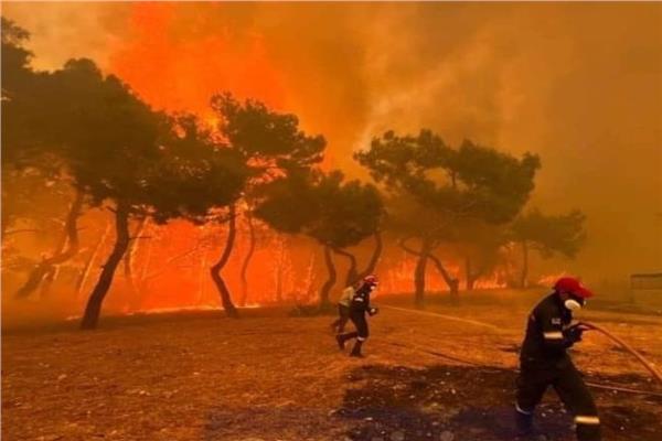 حريق واسع في جزيرة سياحية في اليونان