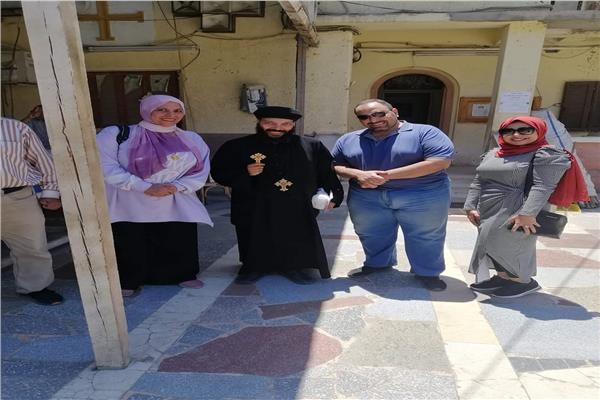 بصور القساوسة وائمة المساجد بكفرالزيات يشاركون حملة طرق الأبواب لتطعيم كورونا