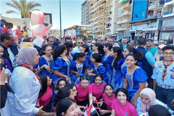 الإسكندرية تحتفل بعيدها القومي بفعاليات فنية وموكب لعربات الزهور   