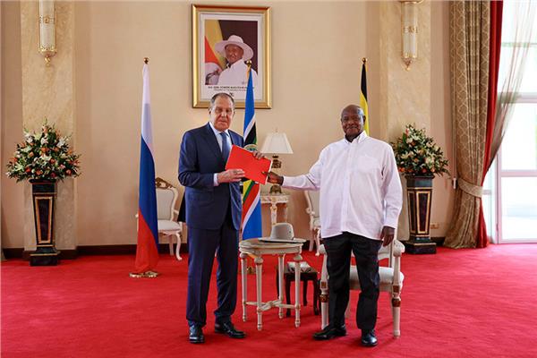 الرئيس الأوغندي يوري موسيفيني ووزير الخارجية الروسي سيرجي لافروف