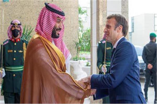الرئيس إيمانويل ماكرون وولي العهد الأمير السعودي محمد بن سلمان