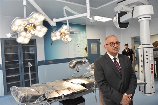 رئيس جامعة أسيوط يفتتح المرحلة الأولى لأول مركز طبي  الجراحات الميكروسكوبية 