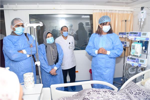 وزيرة الهجرة تزور الطفل «ياسين» بمعهد الأورام