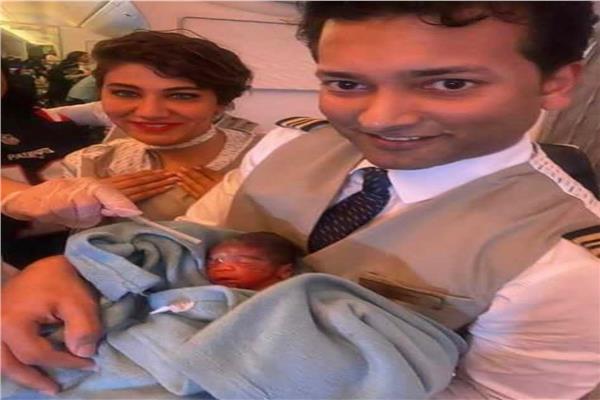 ولادة ناجحة لامرأة فاجأها المخاض على متن طائرة كويتية