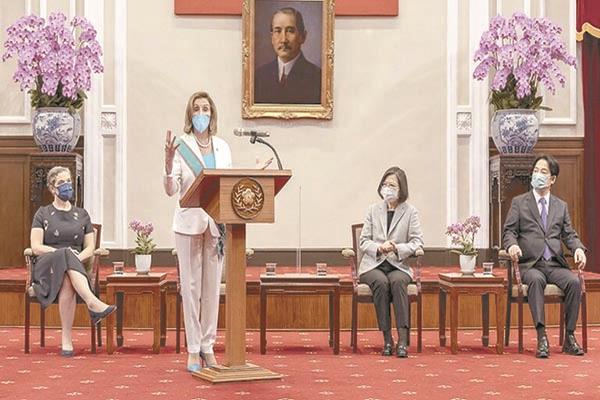 بيلوسى خلال لقائها مع رئيسة تايوان