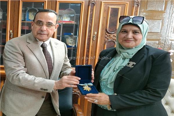 محافظ شمال سيناء يسلم نوط الكمال هدية الرئيس للأم المثالية الأولى