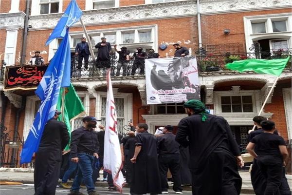 متسللون يقتحمون سفارة أذربيجان في لندن وينزلون العلم