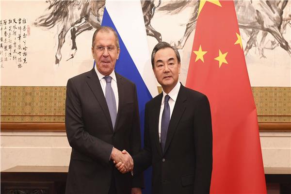 وزير الخارجية الروسي سيرجي لافروف ونظيره الصيني وانج يي