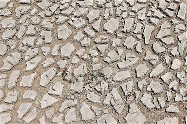 الجفاف يضرب ١٠٠ بلدية ويحرمها من مياه الشرب لأول مرة في تاريخ فرنسا